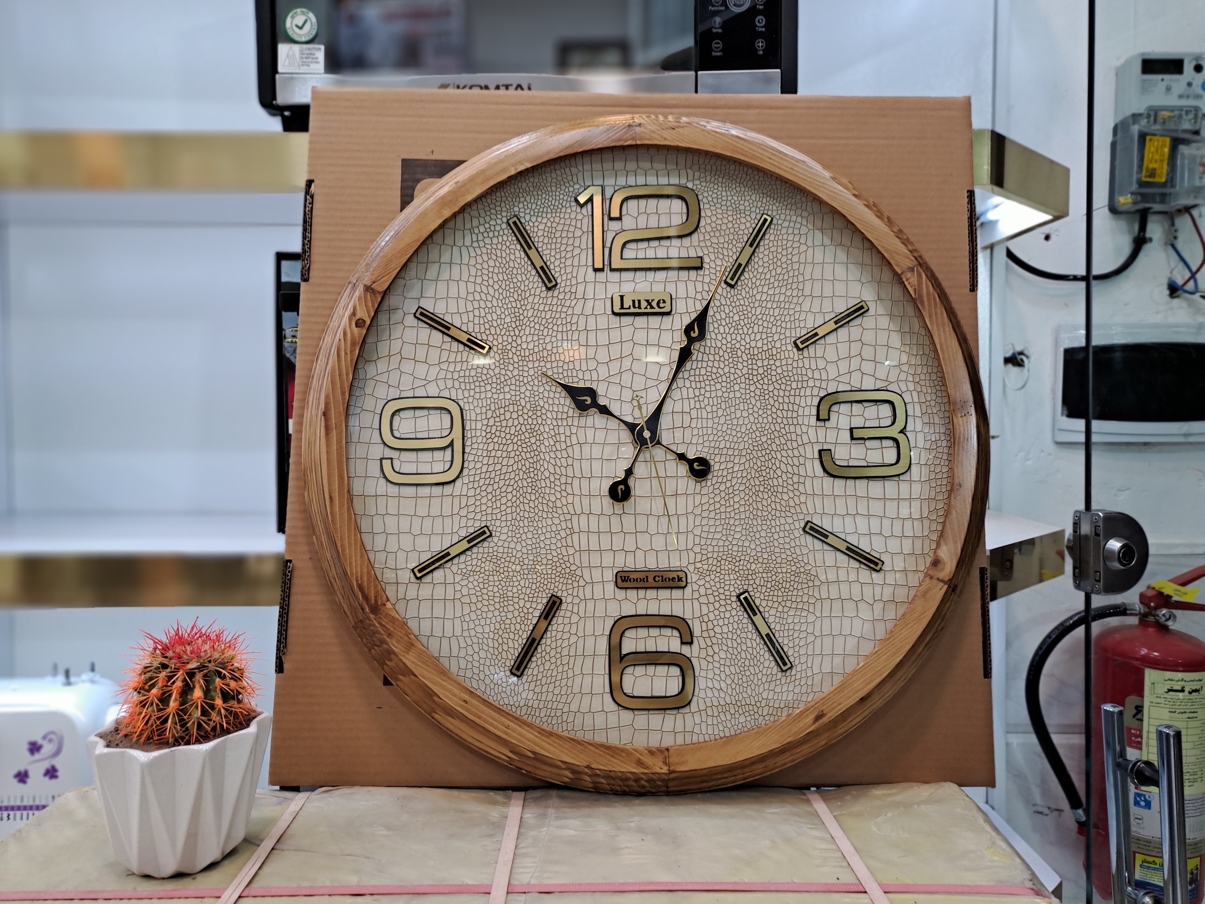 ساعت دیواری چوبی لوکس کد۷۵۱۰ تیره و روشن ساعت دیواری لوکس قطر ۷۵ - روشن